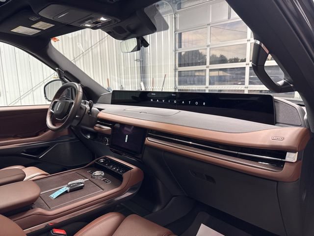 Used 2025 Lincoln Navigator Reserve AWD/4WD image 30