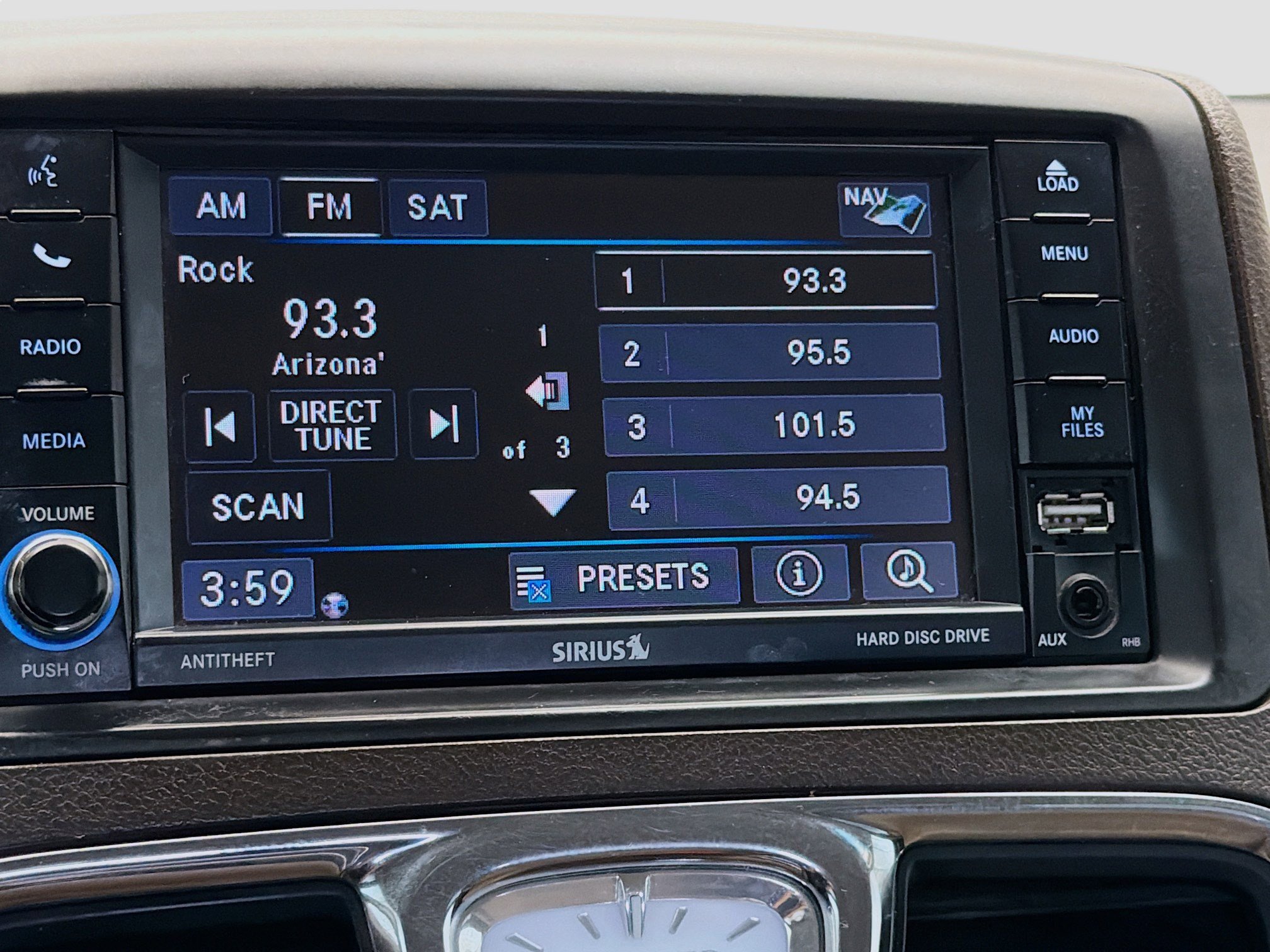 Used 2016 Chrysler Town & Country Touring image 9