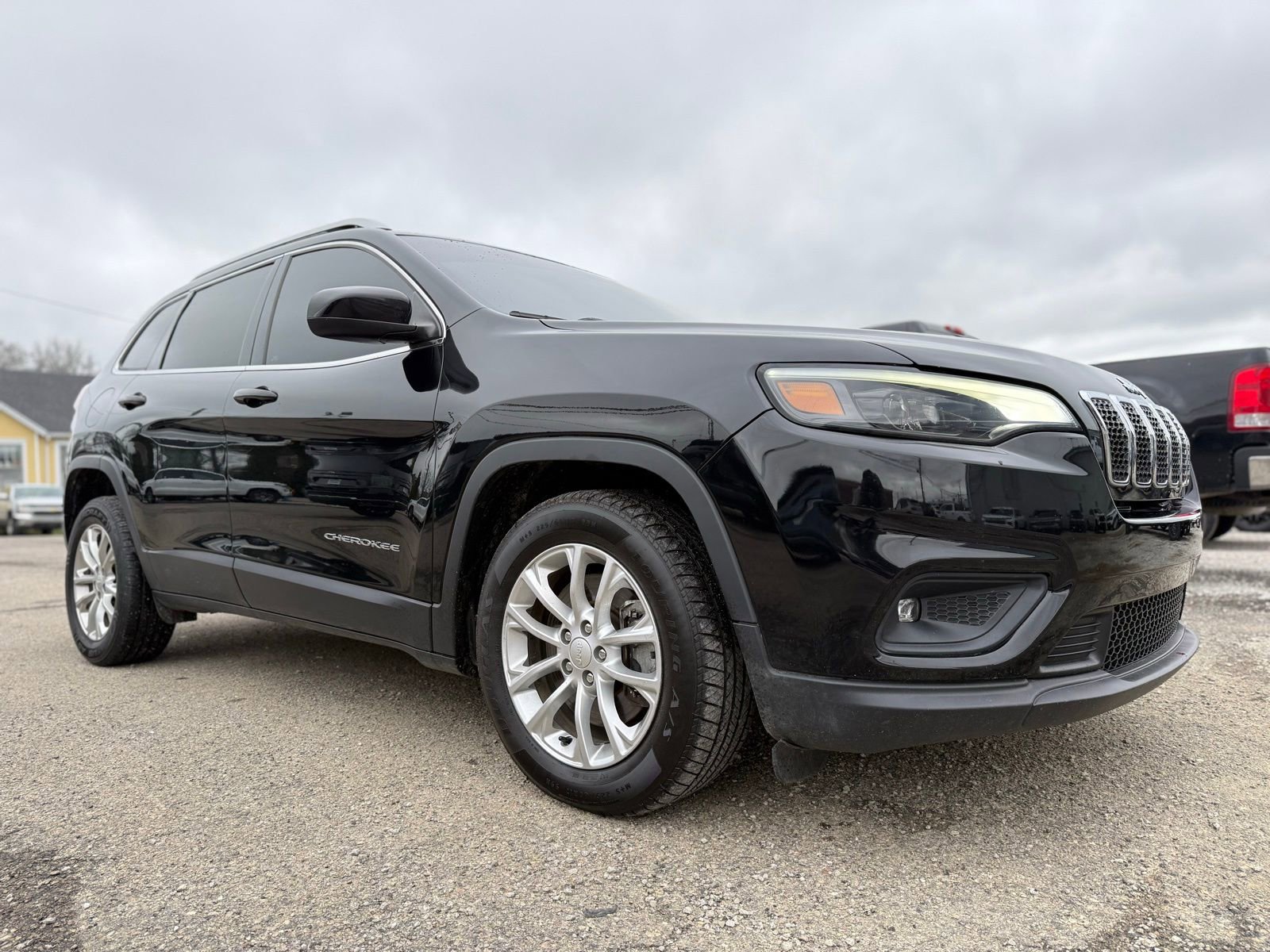 Used 2019 Jeep Cherokee Latitude w/ Popular Appearance Group image 9