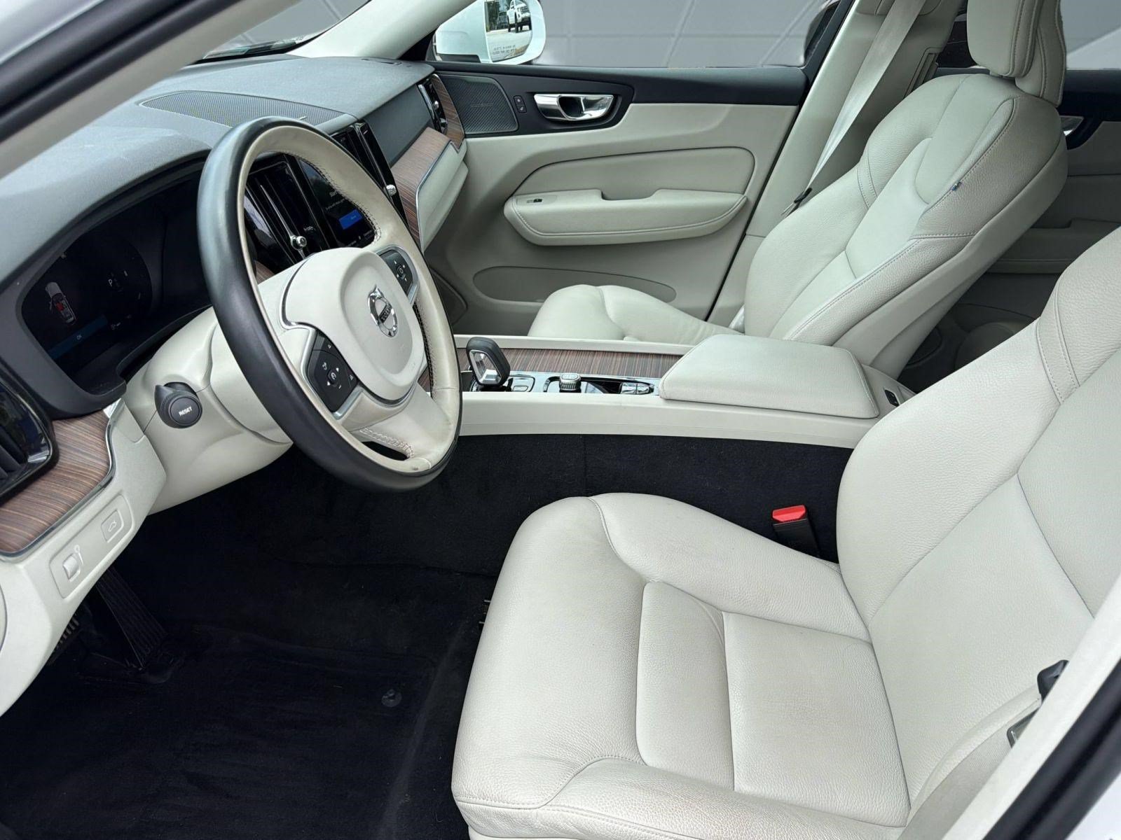Certified 2022 Volvo XC60 B5 Momentum w/ Climate Package AWD/4WD image 5
