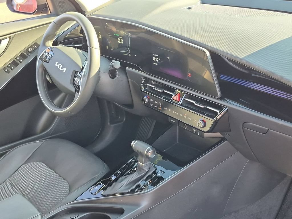 Certified 2025 Kia Niro EX FWD image 29