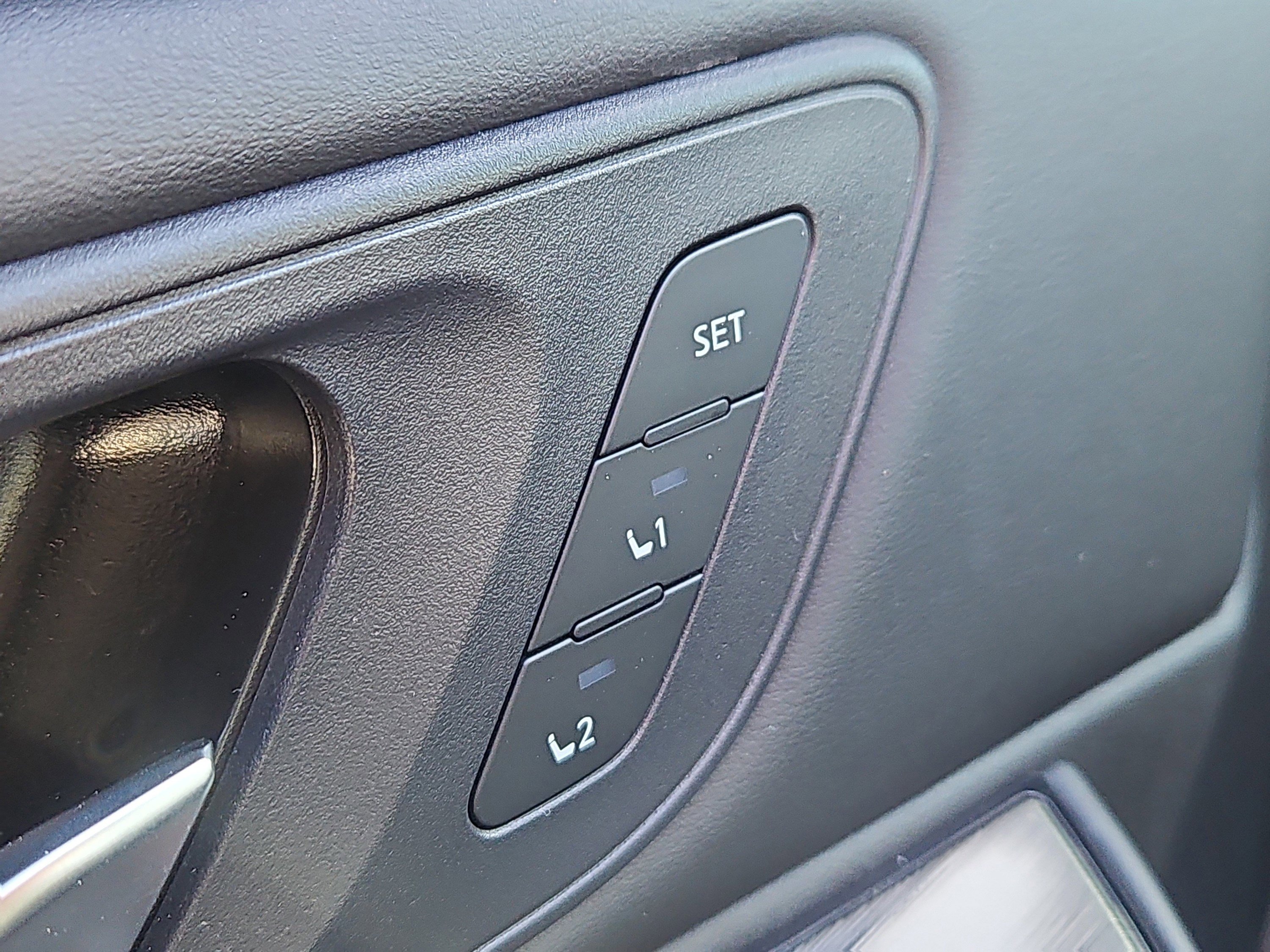 Used 2023 Nissan Rogue SL w/ SL Premium Package image 12