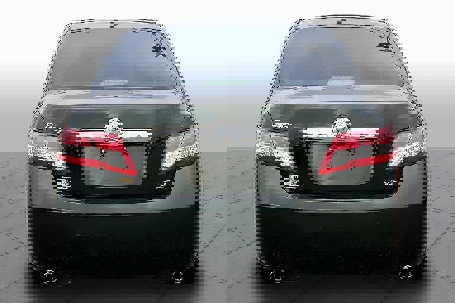 Used 2011 Toyota Camry XLE w/ XLE Extra-Value Pkg #1 FWD image 4