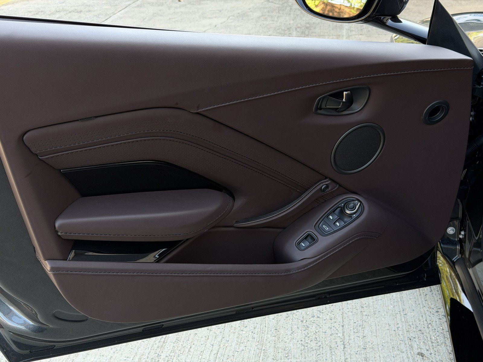 Used 2023 Aston Martin V8 Vantage Roadster RWD image 23