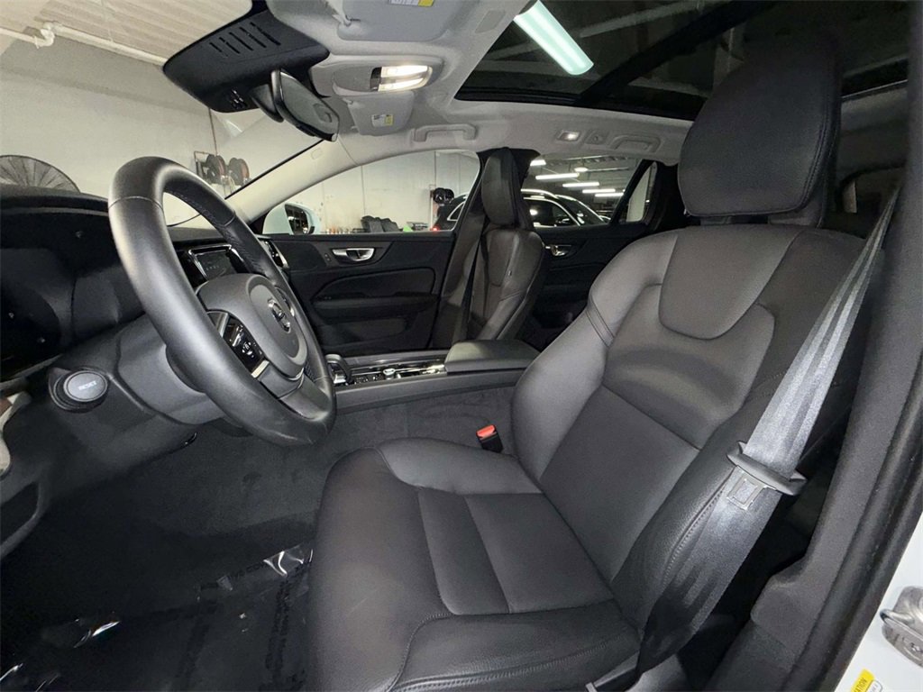 Used 2025 Volvo V60 B5 Cross Country Plus image 2