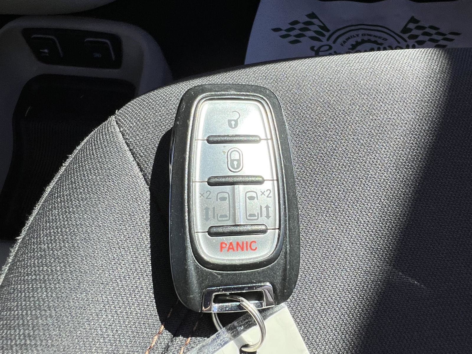 Used 2017 Chrysler Pacifica Touring image 32