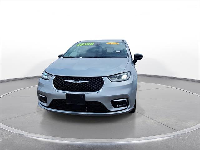 Used 2024 Chrysler Pacifica Touring-L FWD image 3