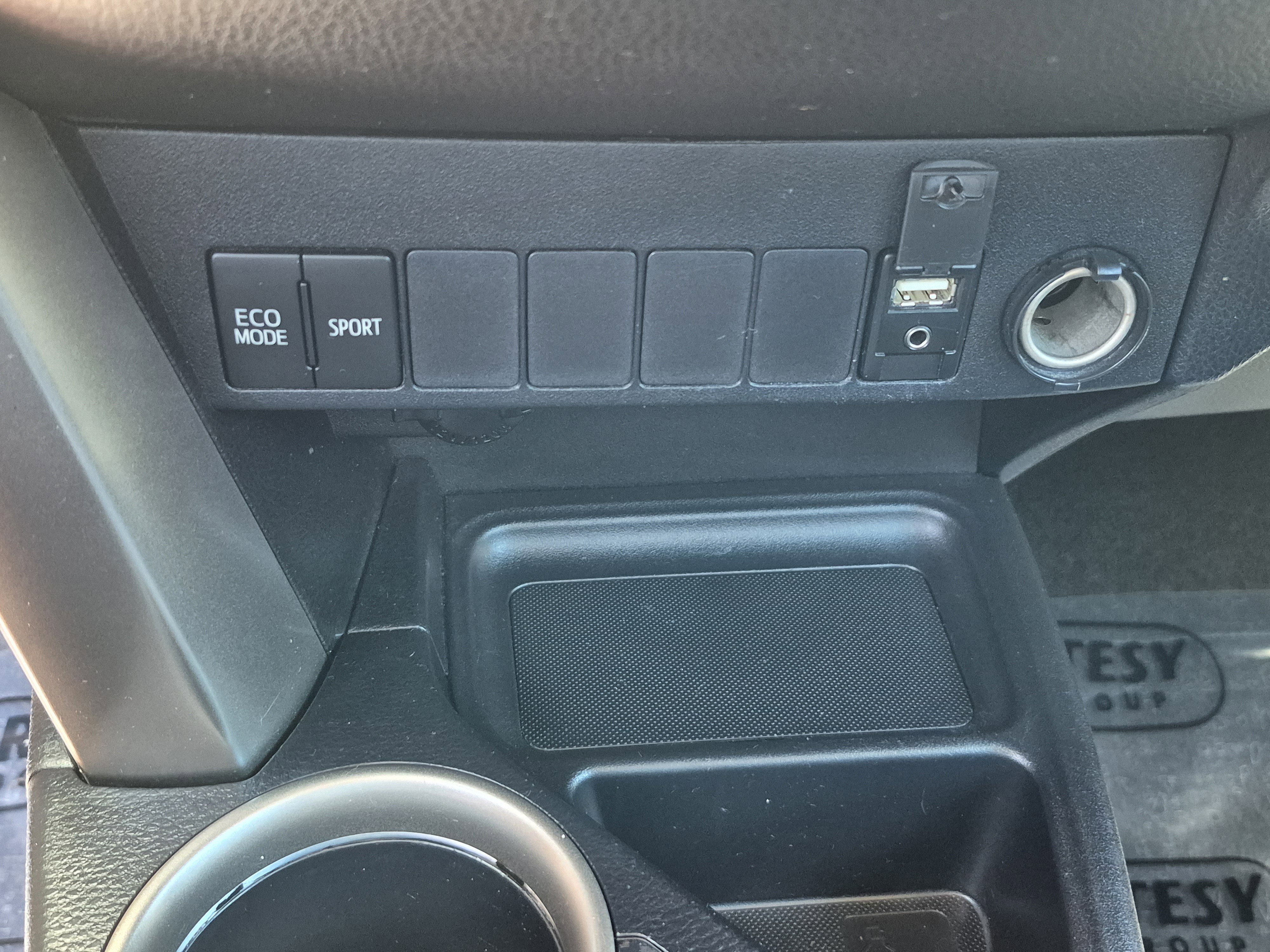 Used 2015 Toyota RAV4 XLE FWD image 25