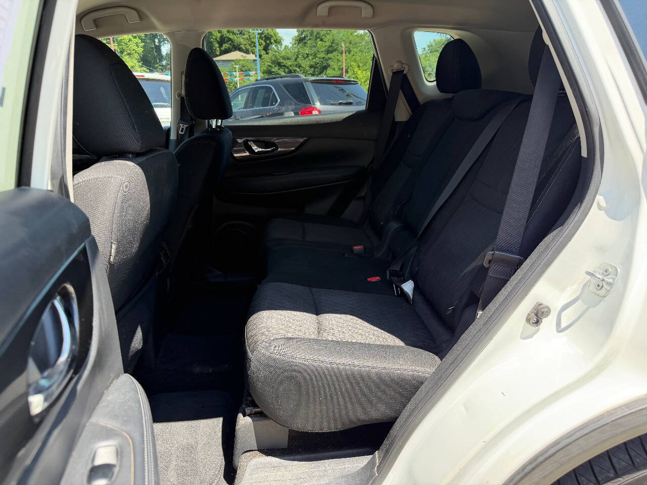 Used 2017 Nissan Rogue SV AWD/4WD image 12