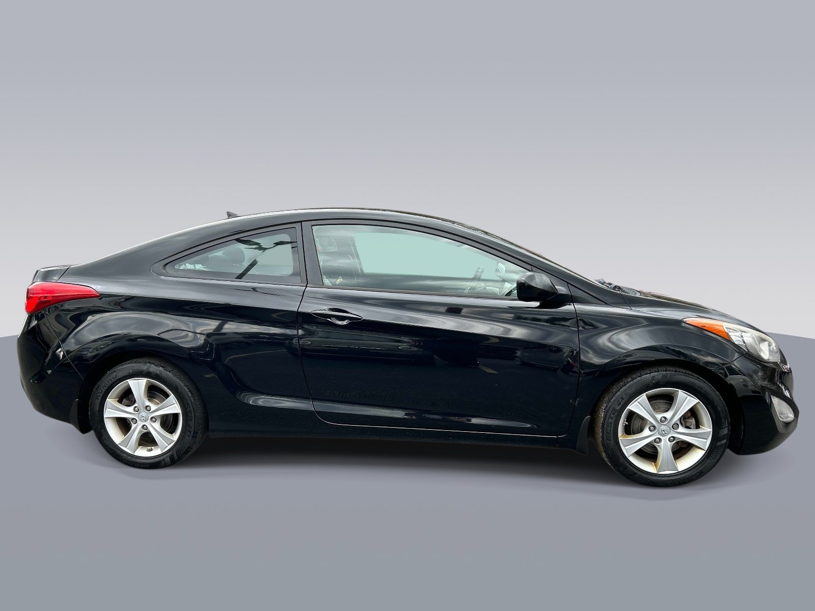 Used 2013 Hyundai Elantra FWD image 2