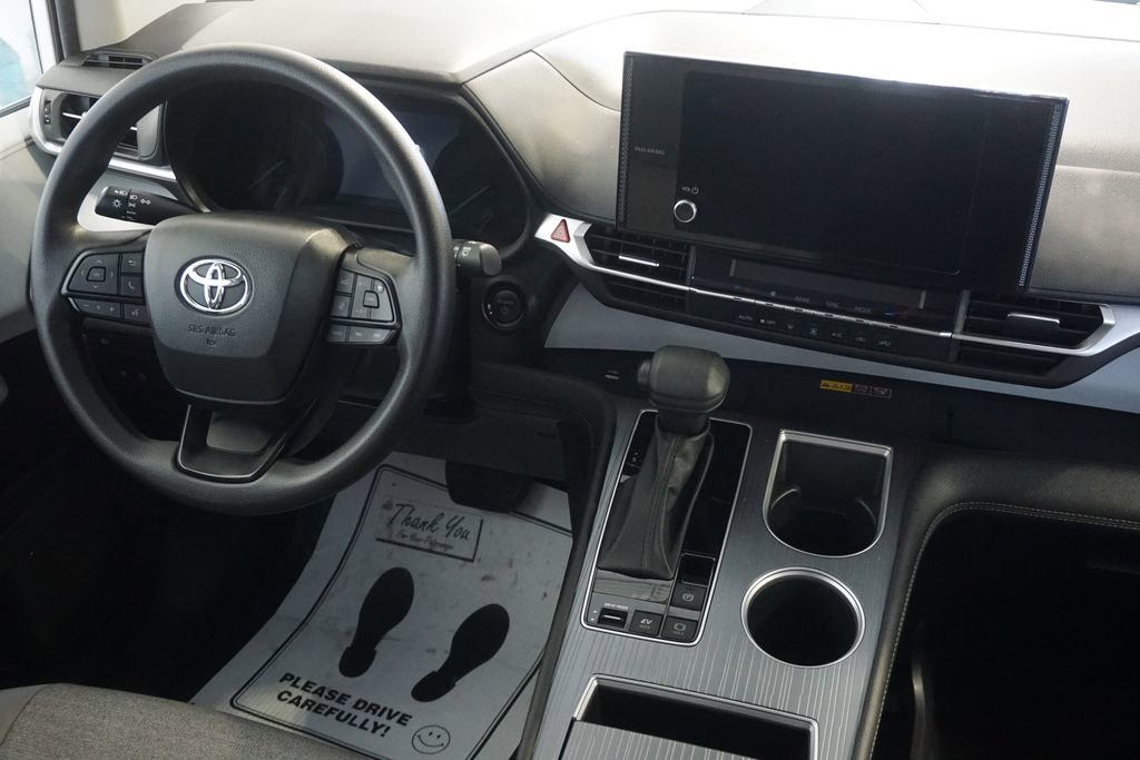 Used 2025 Toyota Sienna LE image 28