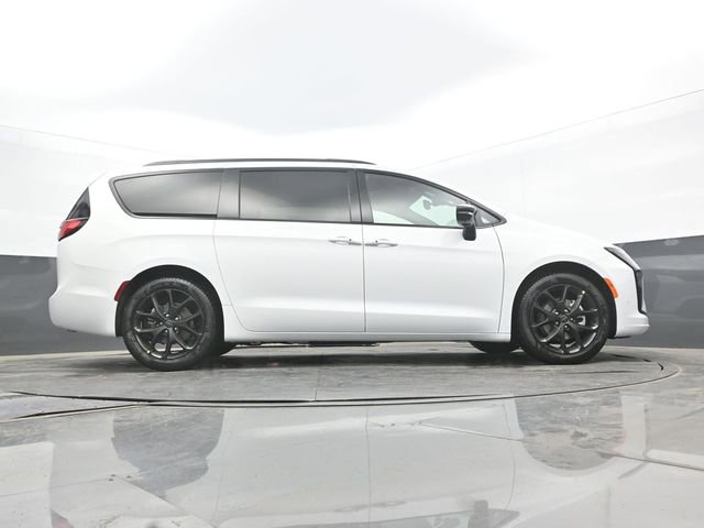 New 2027 Chrysler Pacifica Limited FWD image 58