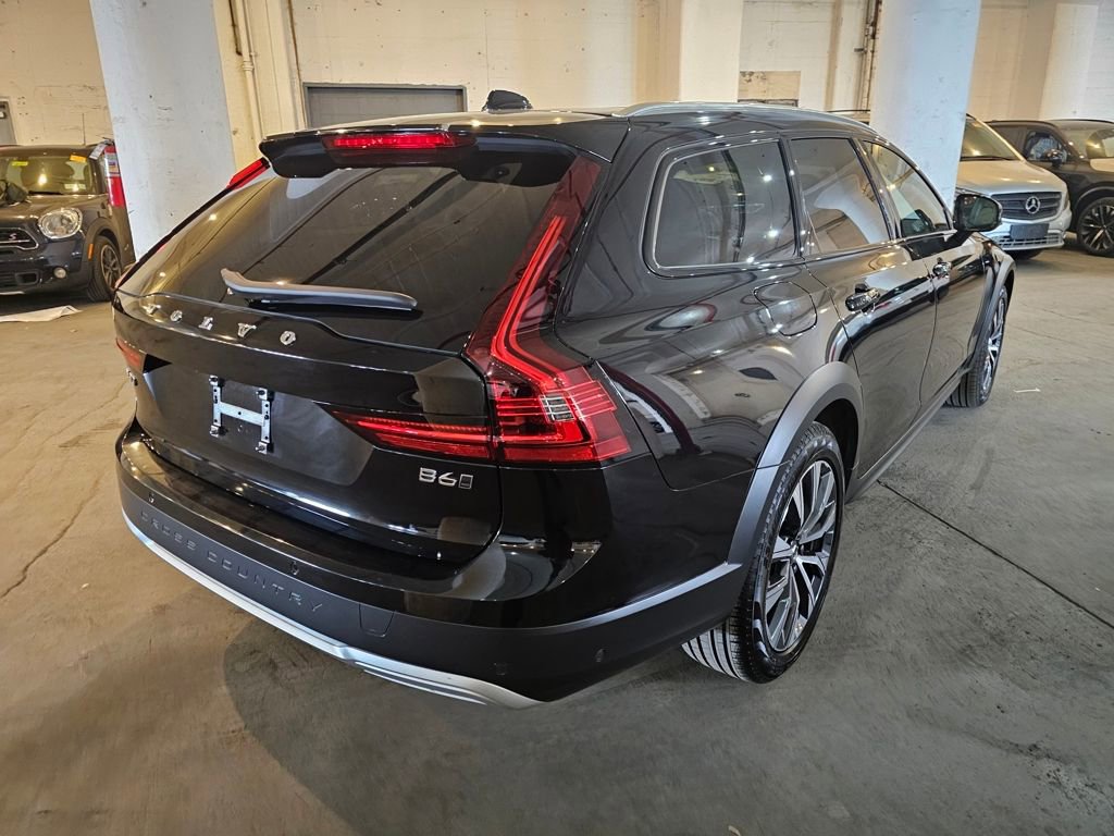 Certified 2025 Volvo V90 B6 Cross Country Plus AWD/4WD image 4