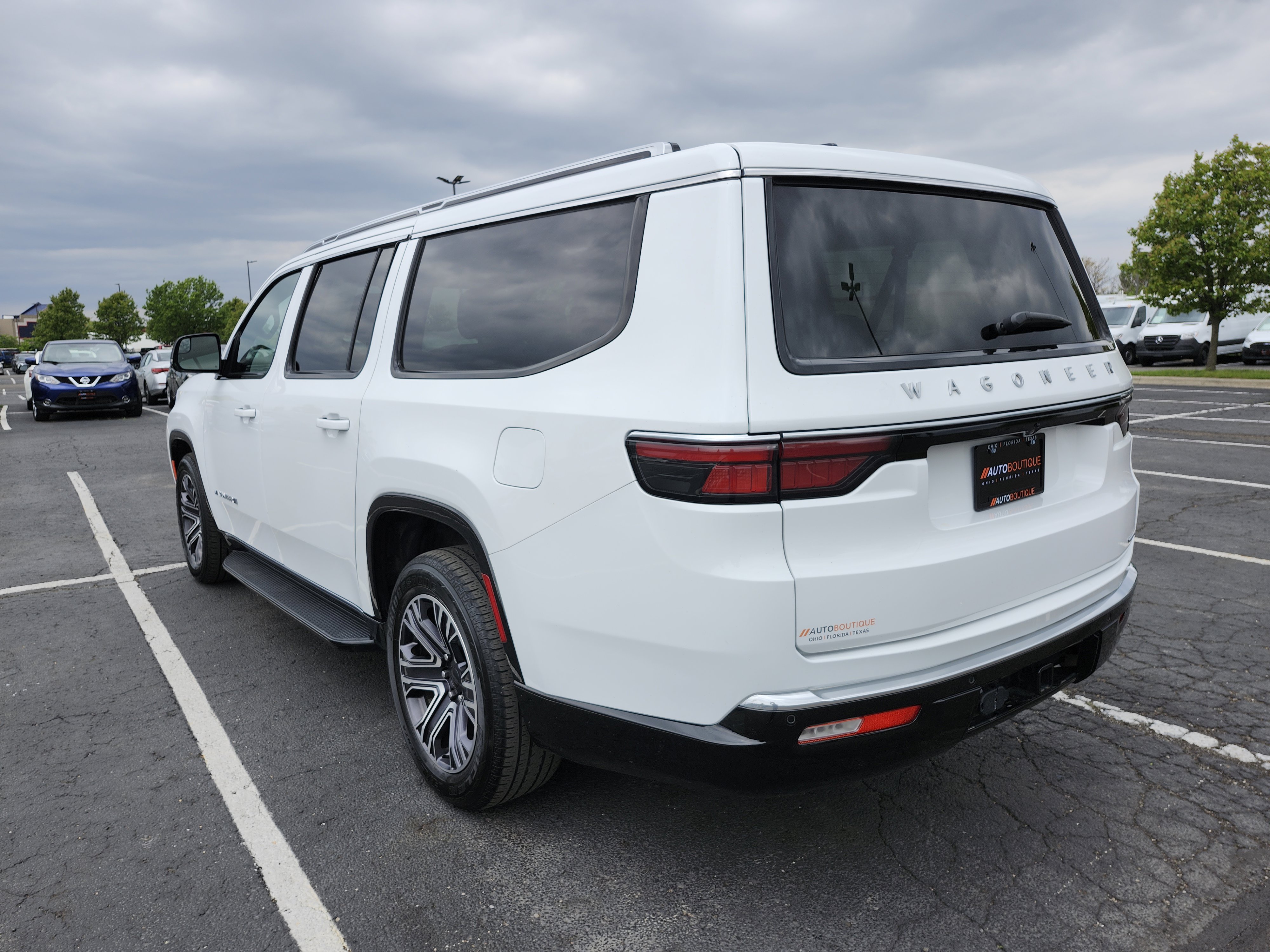 Used 2024 Jeep Wagoneer L Series II RWD image 17