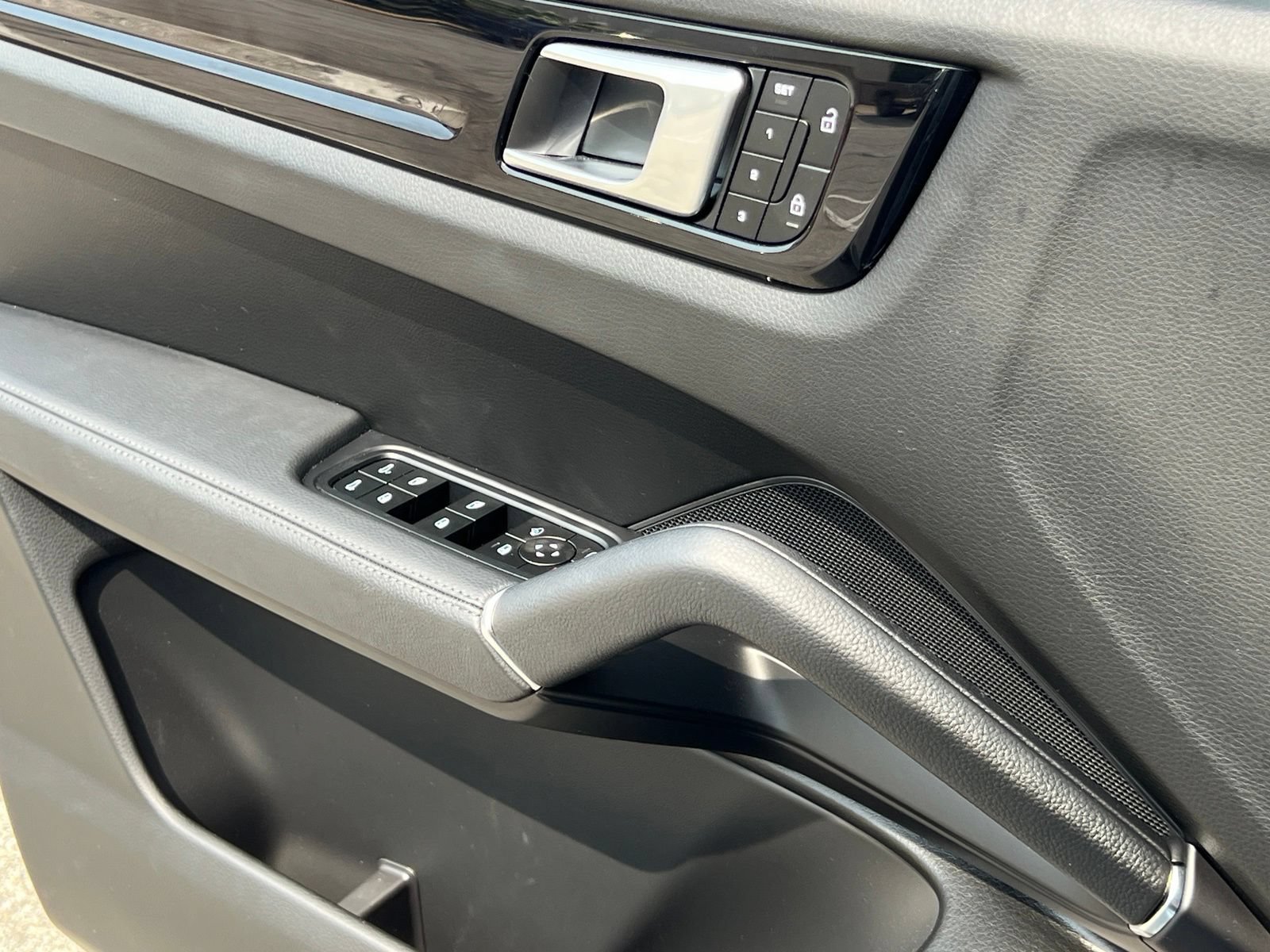Certified 2023 Porsche Cayenne AWD/4WD image 35
