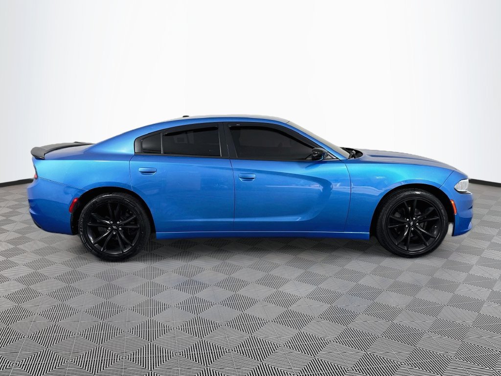 Used 2018 Dodge Charger SXT w/ Blacktop Package RWD image 4