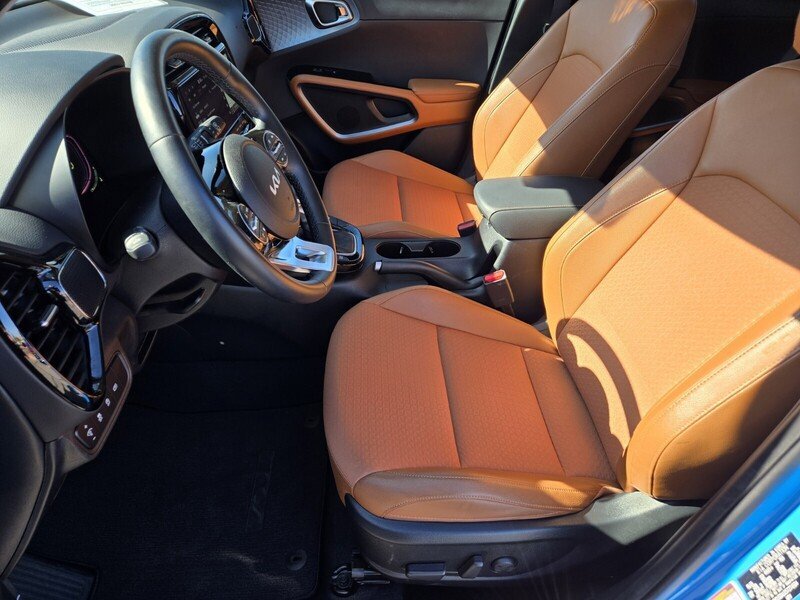 Certified 2025 Kia Soul EX image 11