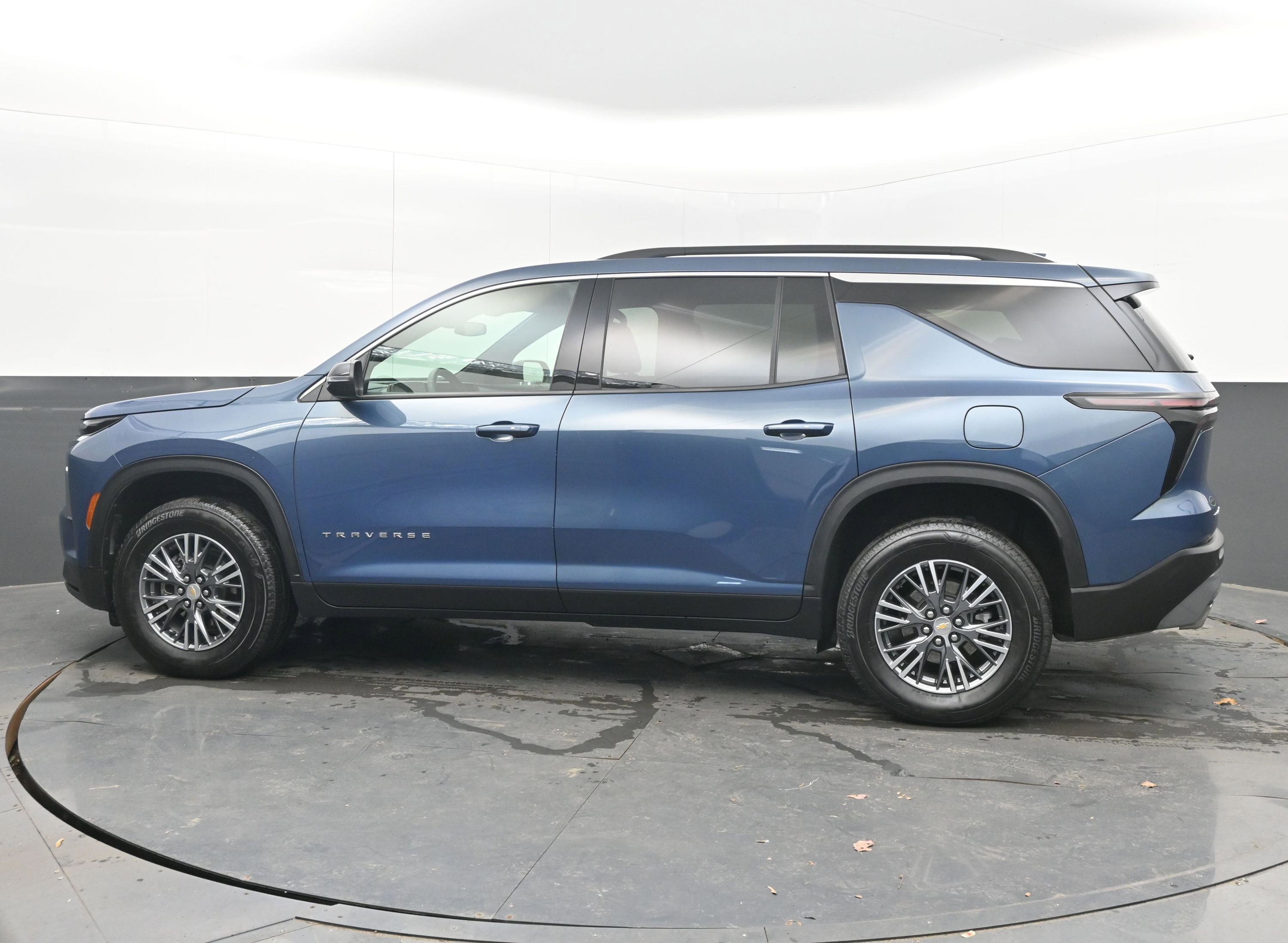 Used 2025 Chevrolet Traverse LT image 7
