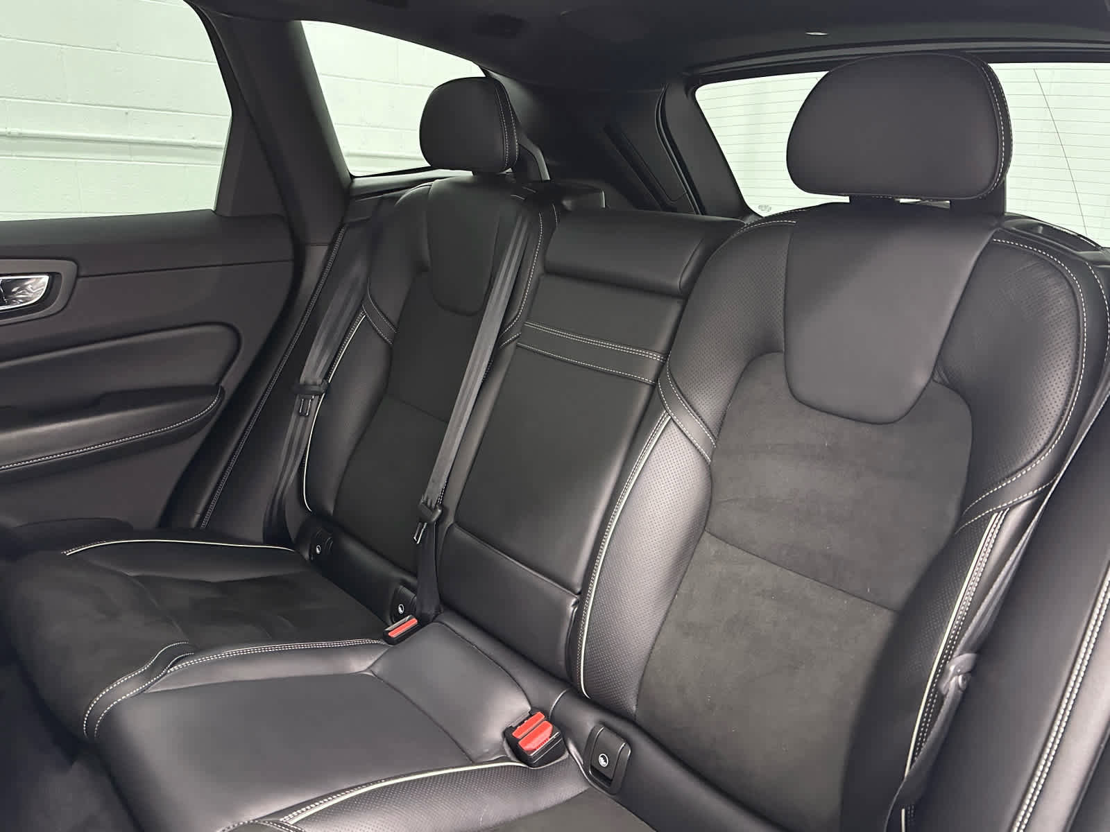 Used 2018 Volvo XC60 T8 R-Design w/ Convenience Package image 16