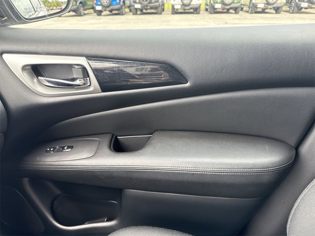 Used 2020 Nissan Pathfinder SV image 21