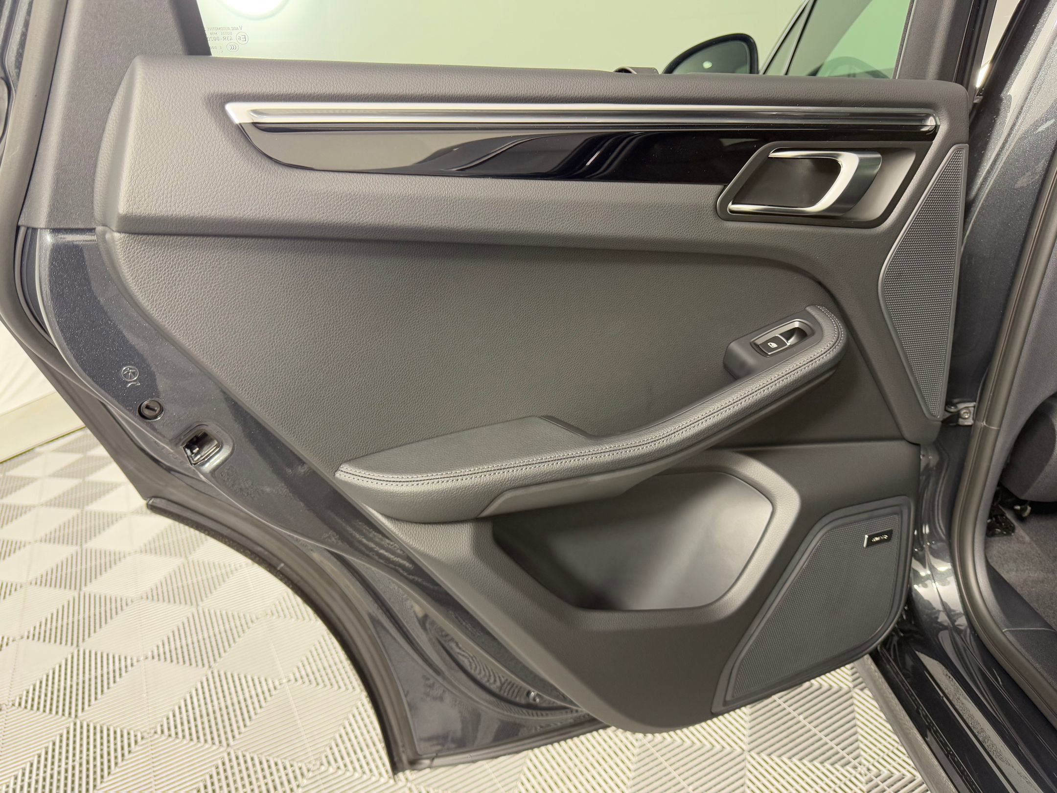 Certified 2026 Porsche Macan AWD/4WD image 28