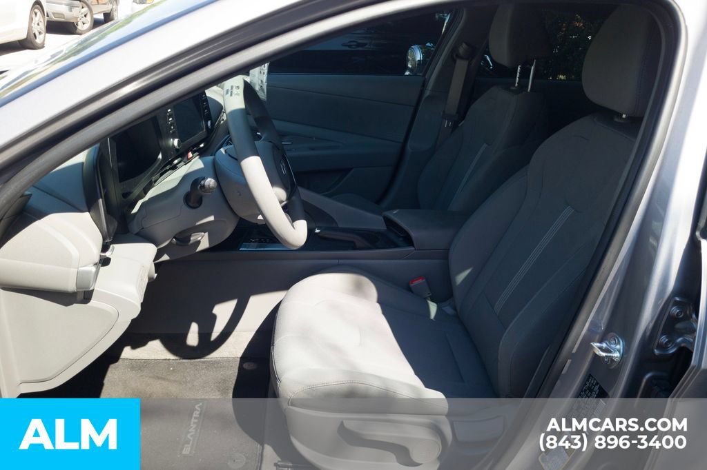 Certified 2025 Hyundai Elantra SE FWD image 6