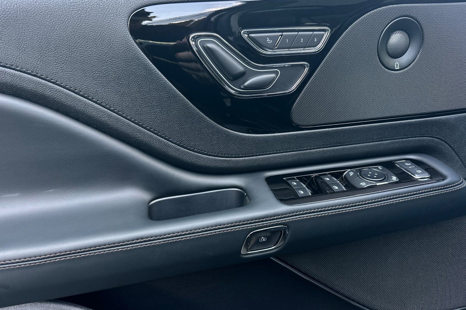 New 2025 Lincoln Aviator 2WD w/ Equipment Group 101A image 10