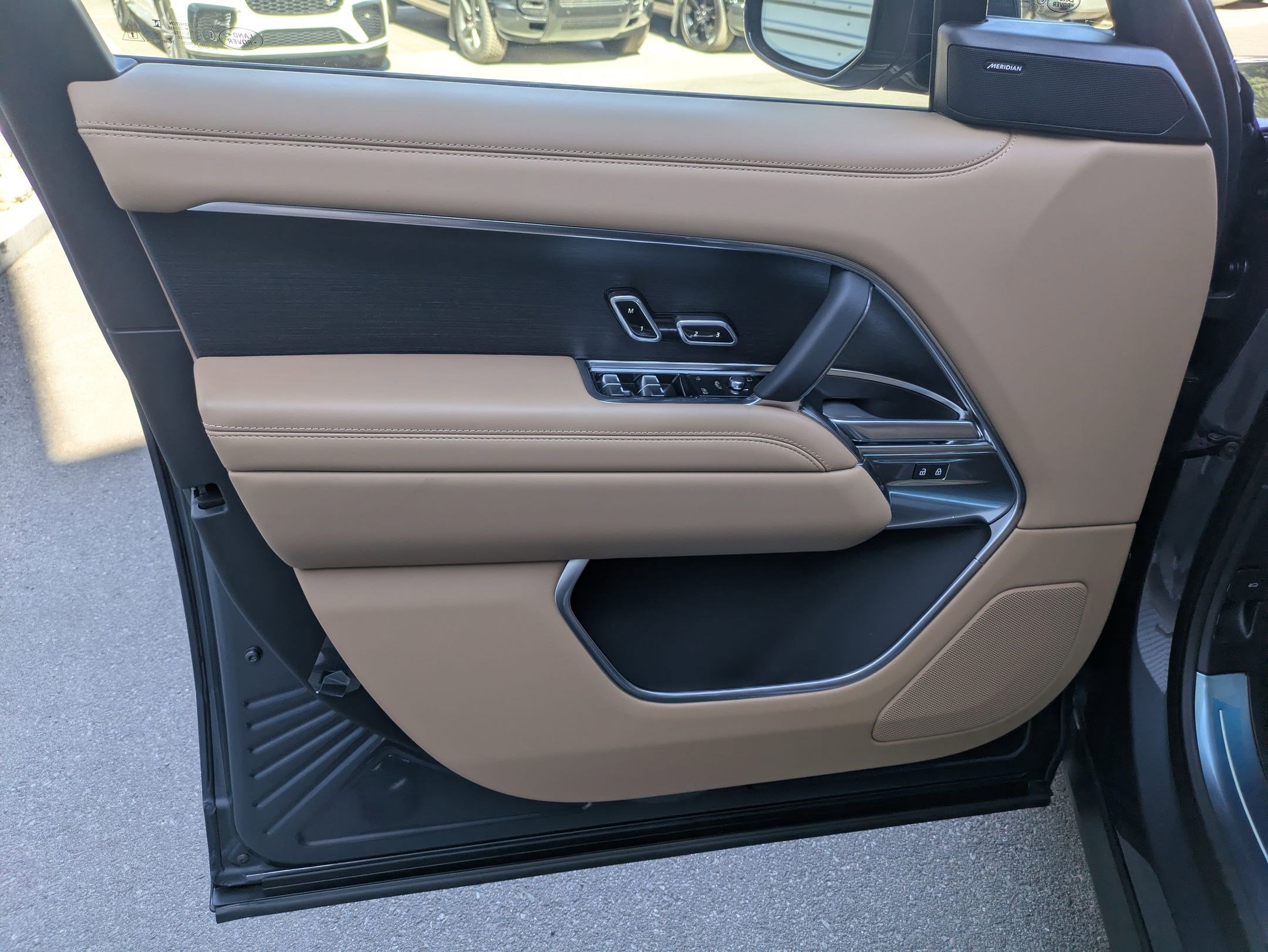 New 2025 Land Rover Range Rover Long Wheelbase SE image 12