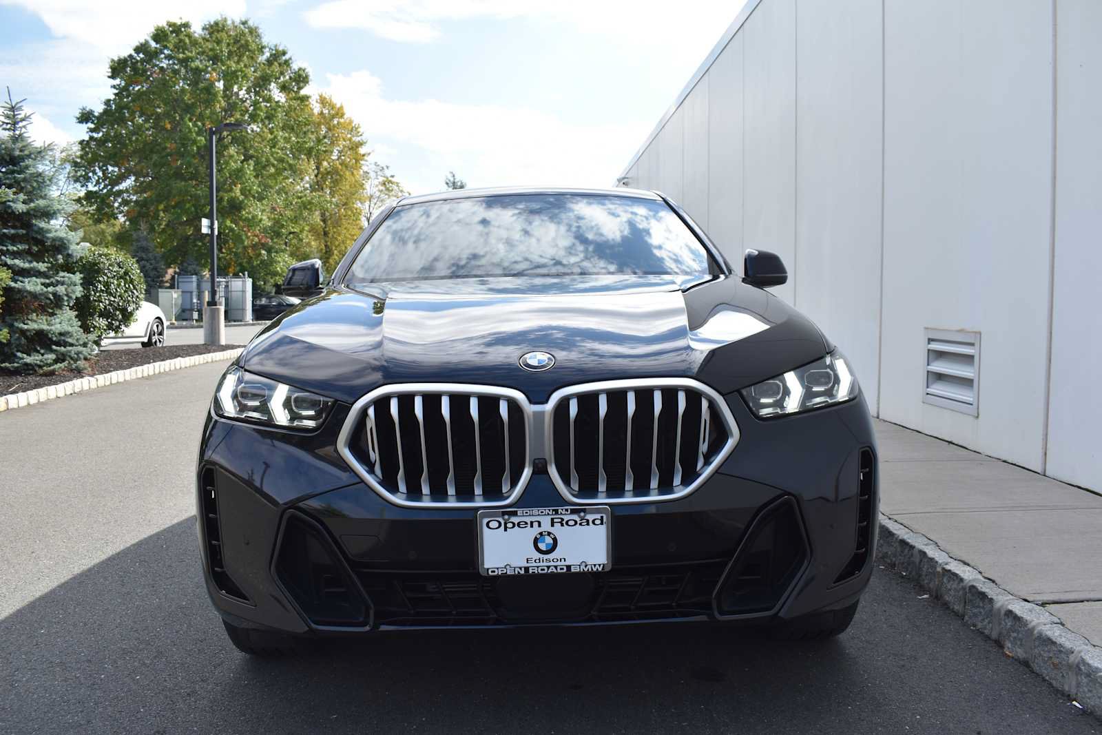 Used 2024 BMW X6 xDrive40i w/ Premium Package AWD/4WD image 2