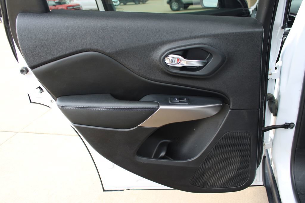 Used 2019 Jeep Cherokee Latitude Plus w/ Comfort/Convenience Group AWD/4WD image 40