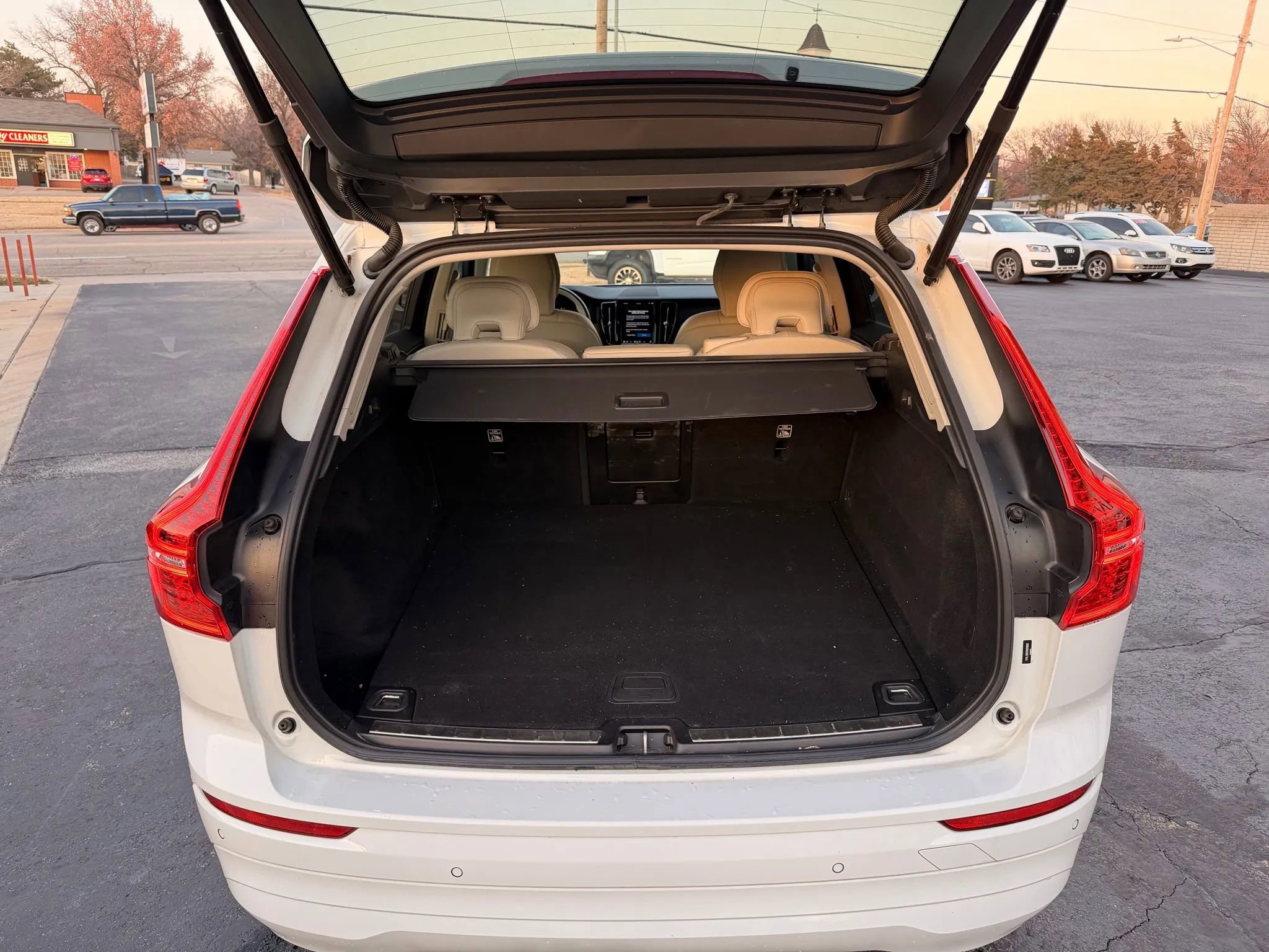 Used 2022 Volvo XC60 B5 Momentum AWD/4WD image 4