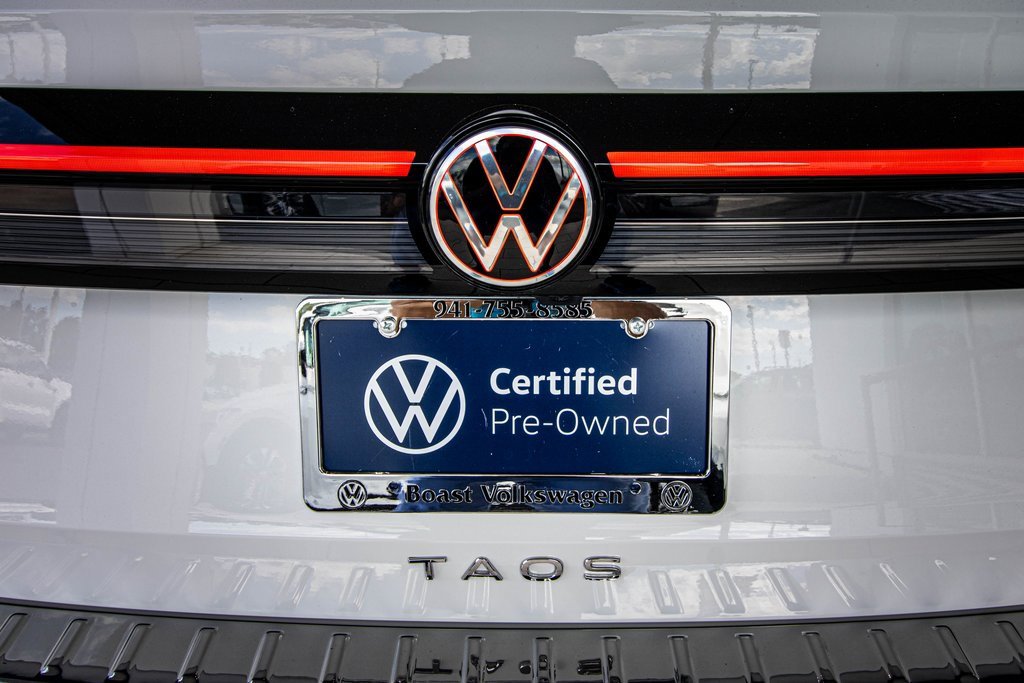 Certified 2025 Volkswagen Taos SE w/ Black Wheel Package image 15