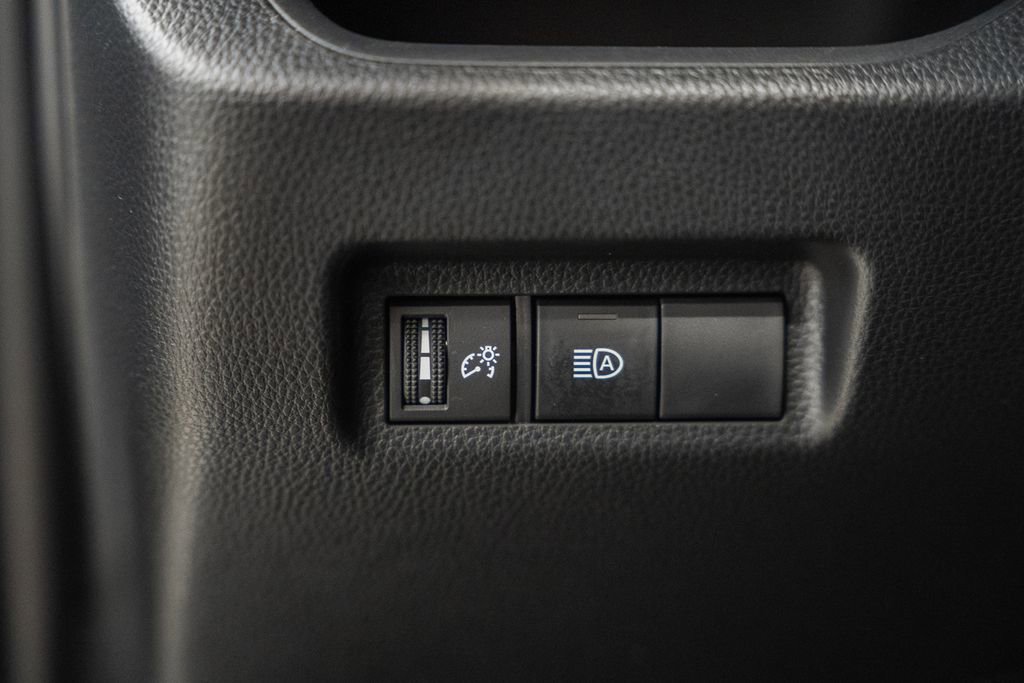 Used 2025 Toyota RAV4 XLE AWD/4WD image 40
