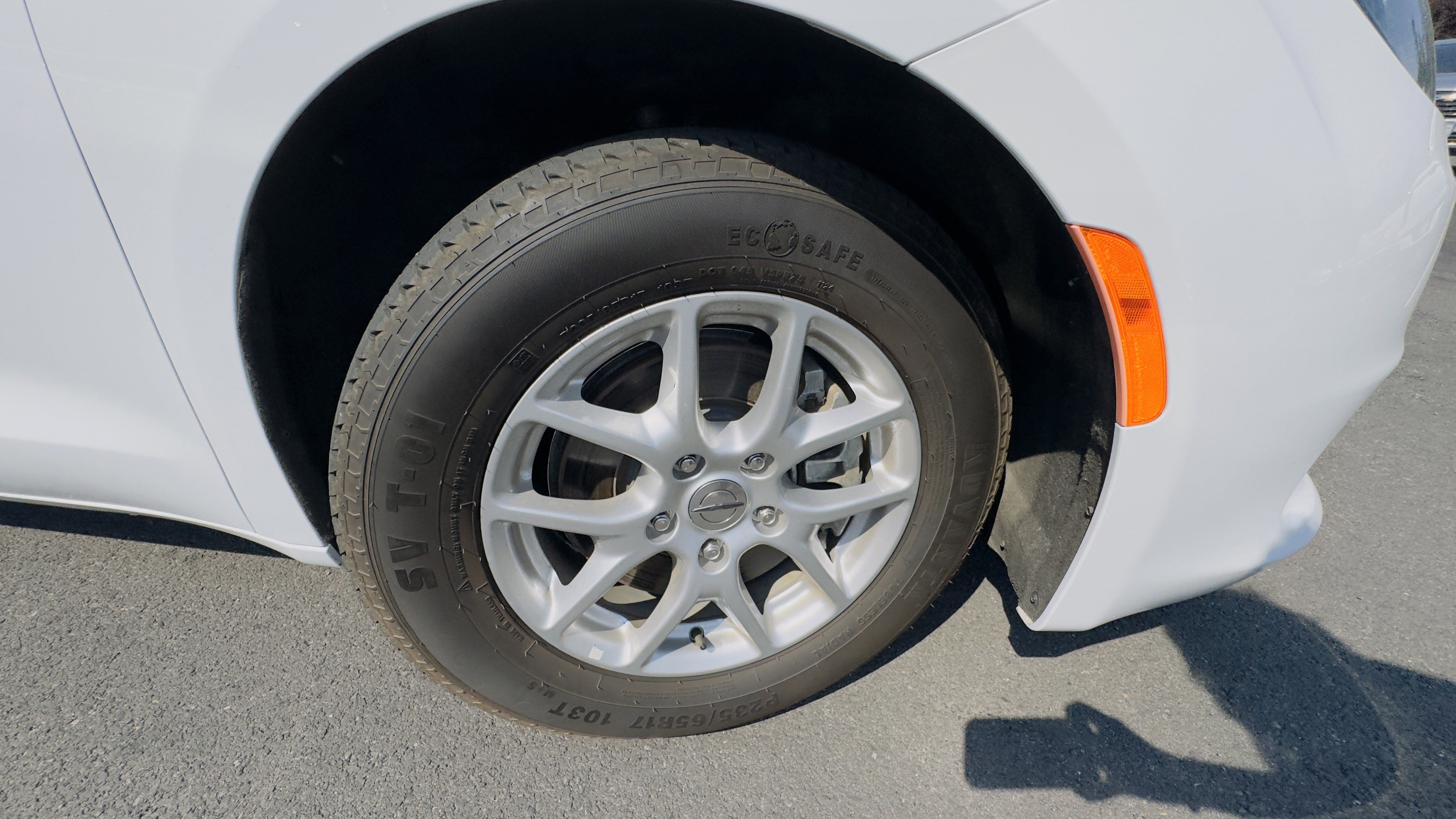 Used 2023 Chrysler Voyager LX image 3