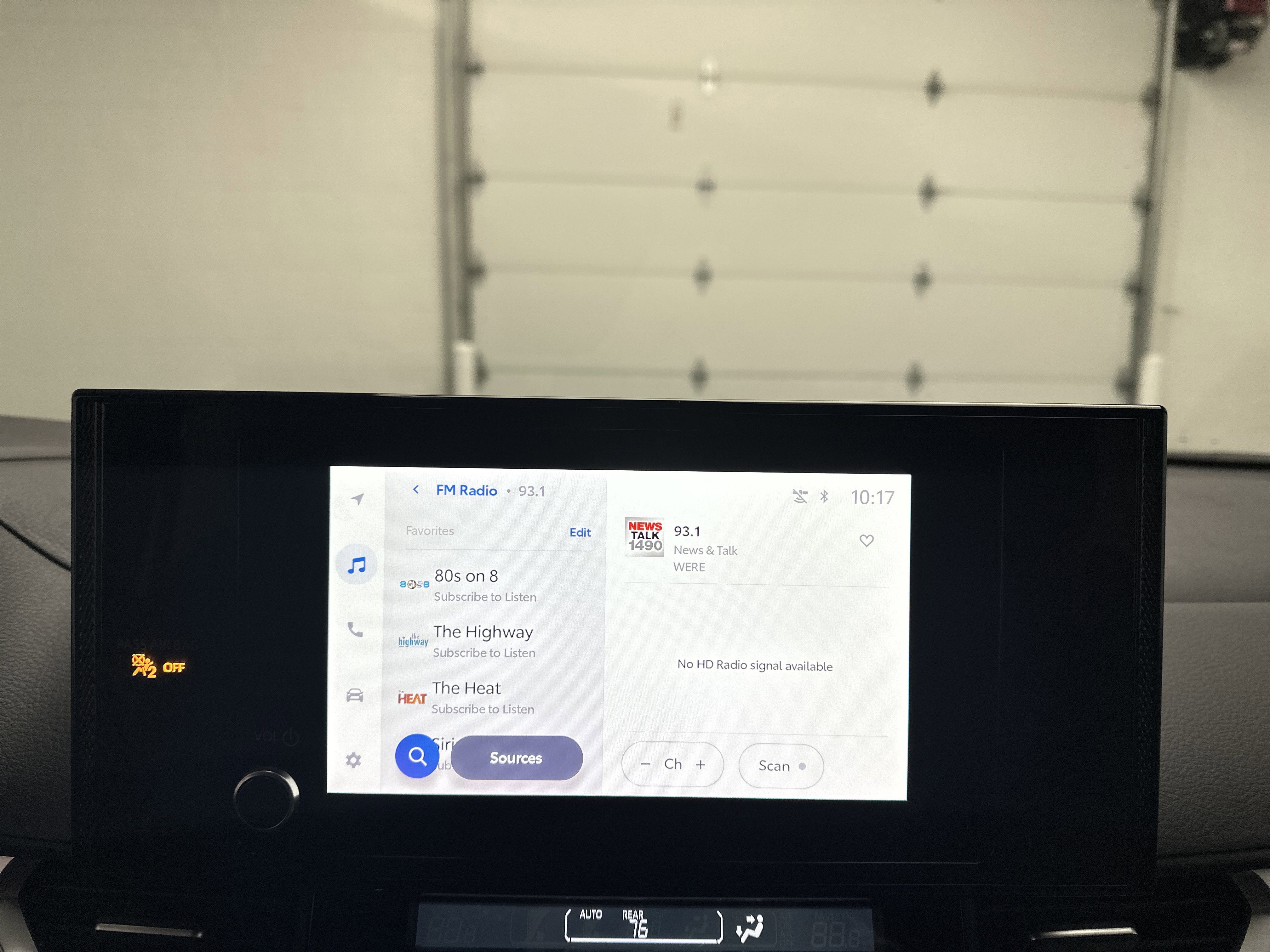 Used 2025 Toyota Sienna LE image 30