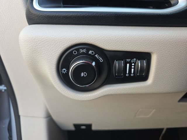 Used 2023 Chrysler Pacifica Touring-L FWD image 27