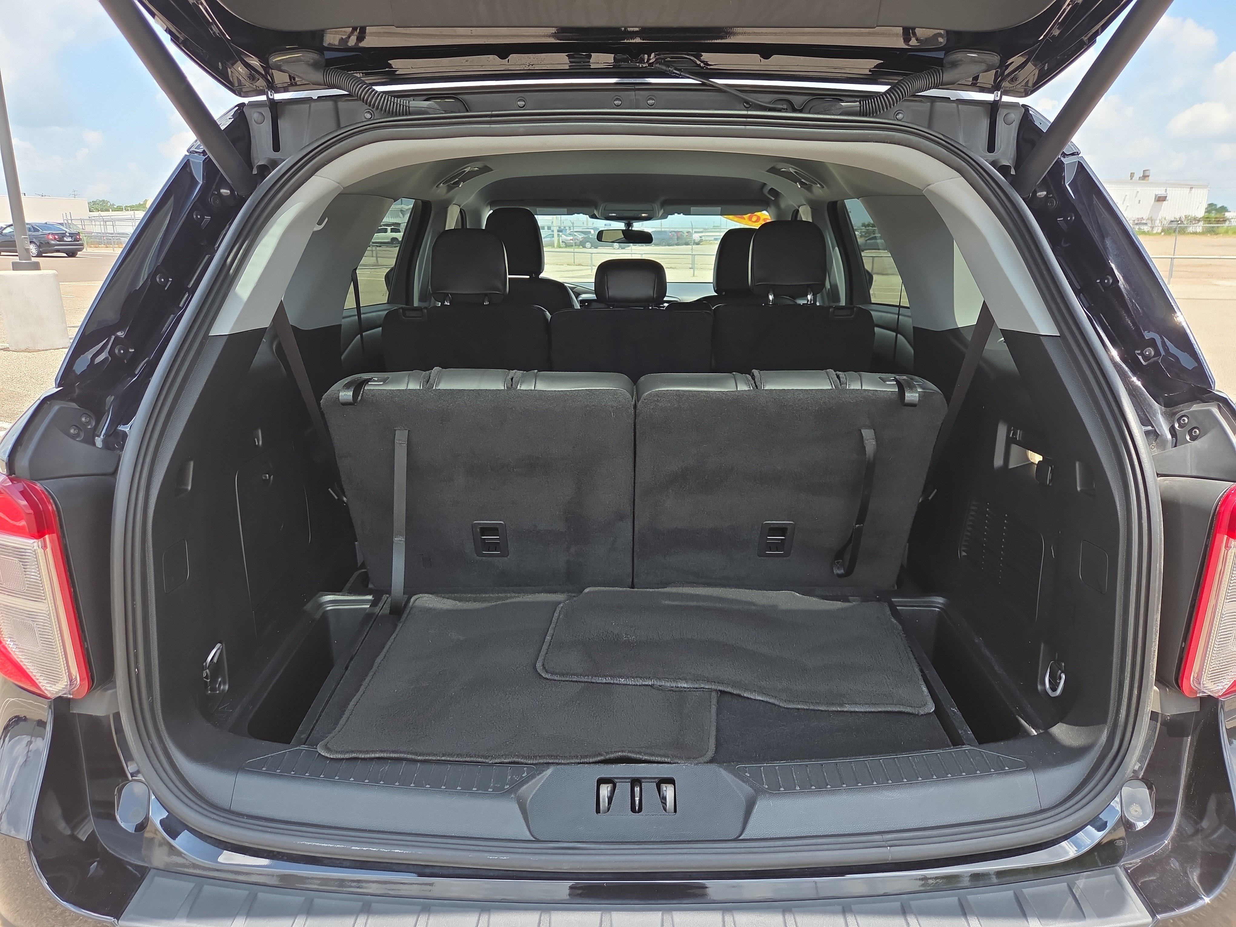 Used 2024 Ford Explorer XLT w/ Equipment Group 202A image 9