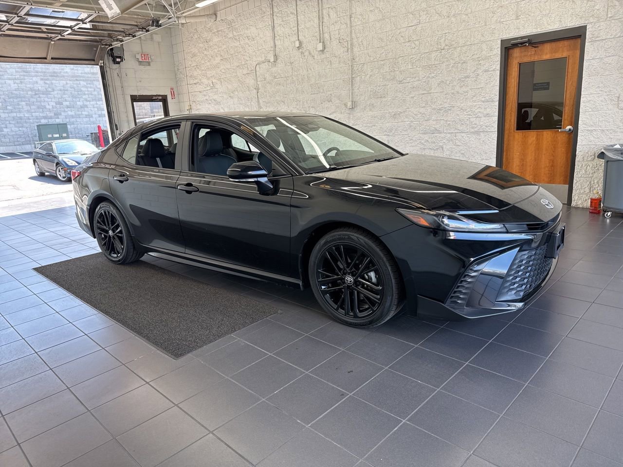 Used 2025 Toyota Camry SE w/ Convenience Package image 1