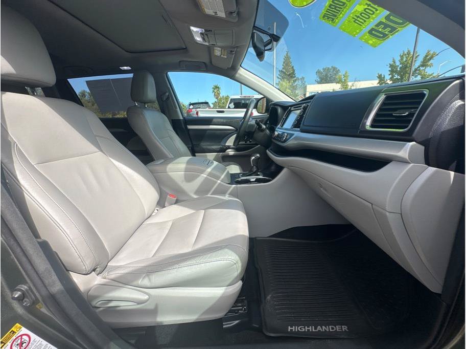 Used 2014 Toyota Highlander XLE AWD/4WD image 11