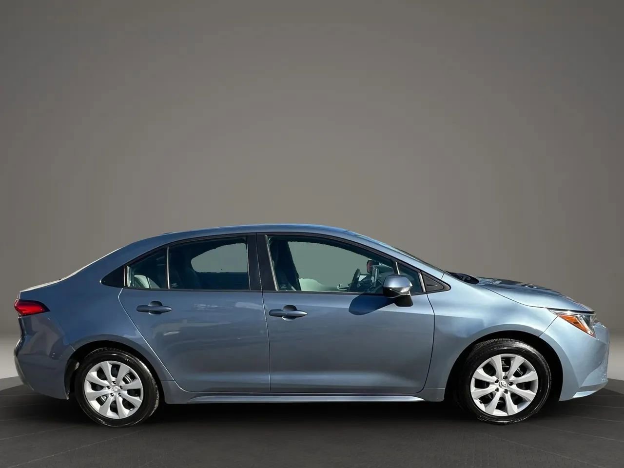Used 2021 Toyota Corolla LE FWD image 4