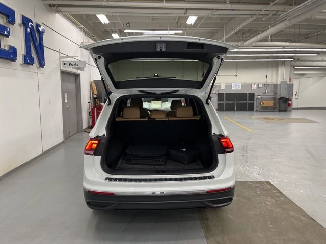 Used 2023 Volkswagen Tiguan SE w/ Panoramic Sunroof Package AWD/4WD image 11