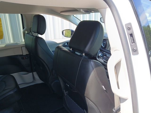 Used 2024 Chrysler Pacifica Touring-L image 18