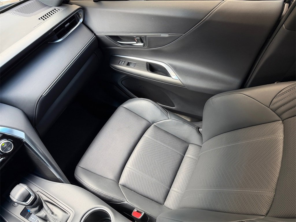 Used 2021 Toyota Venza XLE image 17