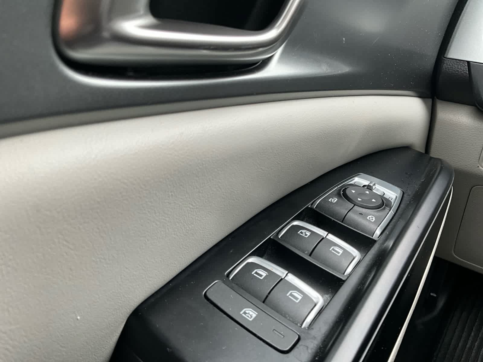 Used 2023 Kia Carnival LX FWD image 18
