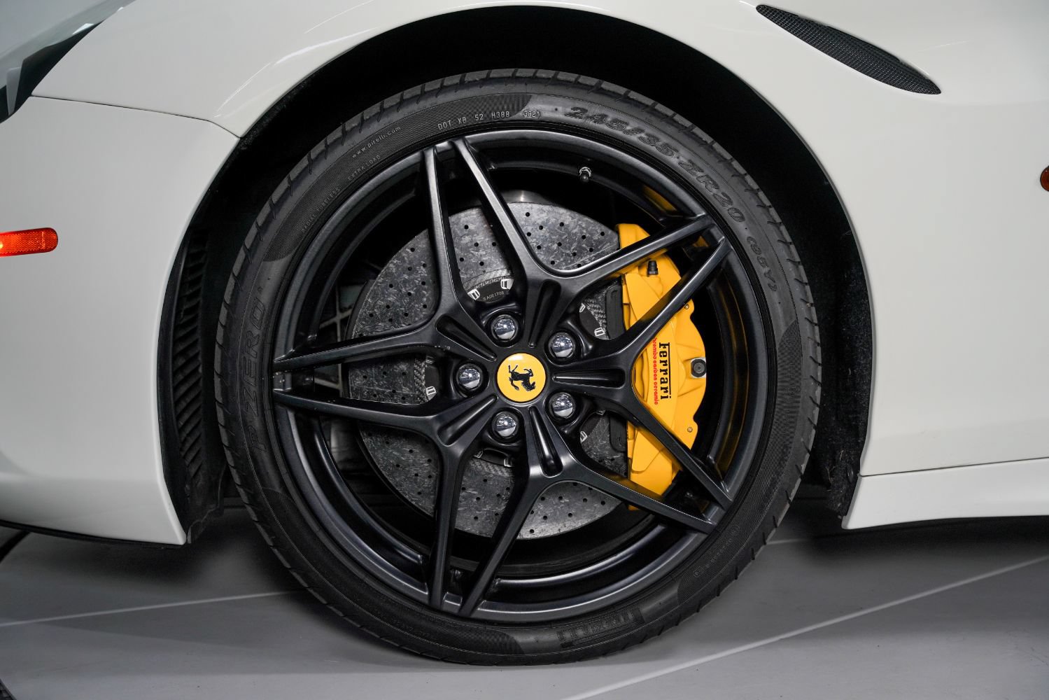 Used 2016 Ferrari California T RWD image 17