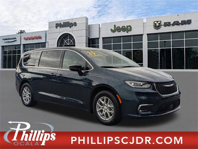 Used 2025 Chrysler Pacifica Select image 1