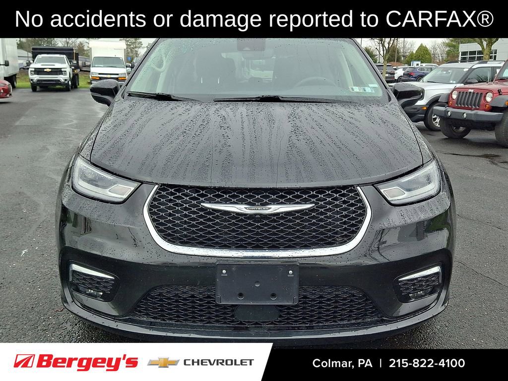 Used 2023 Chrysler Pacifica Touring-L image 2