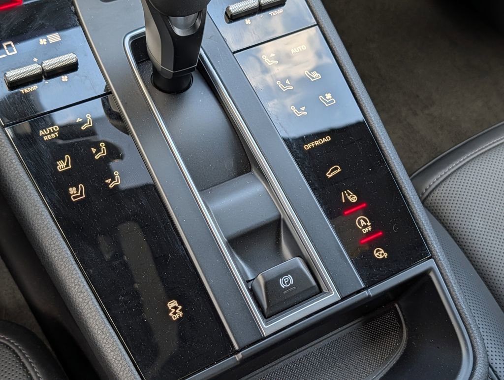 Used 2025 Porsche Macan T image 28