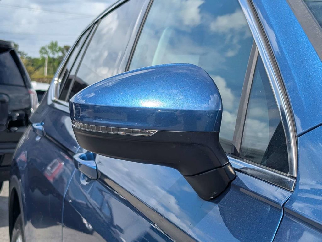 Used 2018 Volkswagen Tiguan SE w/ Panoramic Sunroof Package image 13