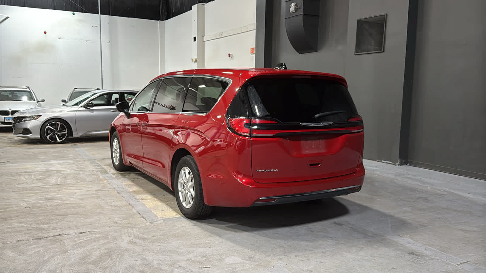 Used 2025 Chrysler Pacifica Select FWD image 4